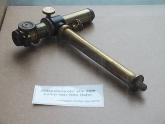 Telescopic reading device from Otto Hahn's laboratory. Photo: Susanne Benner Brass reading telescope from Otto Hahn's laboratory.