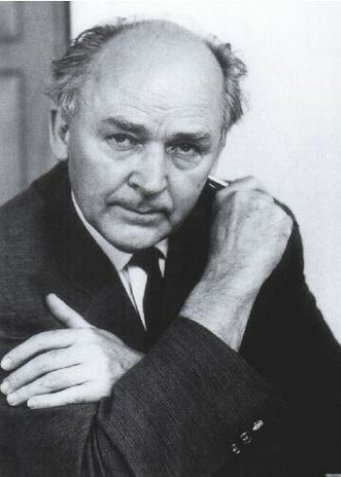 Fritz Straßmann Person in formal attire with arms crossed.