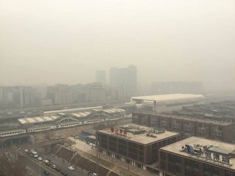 In Peking ist der gesundheitsschädliche Wintersmog oft besonders extrem und raubt die Sicht auf die Stadt und die Umgebung. Die hohen Feinstaubwerte entstehen durch einen bisher unbeachteten chemischen Mechanismus in Aerosolpartikeln. In Peking ist der gesundheitsschädliche Wintersmog oft besonders extrem und raubt die Sicht auf die Stadt und die Umgebung. Die hohen Feinstaubwerte entstehen durch einen bisher unbeachteten chemischen Mechanismus in Aerosolpartikeln.