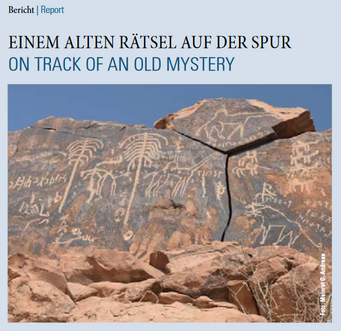 Newsletter Deckblatt 4/2017. Felswand mit Petroglyphen, darunter Figuren und Symbole, in einer Wüstenlandschaft.