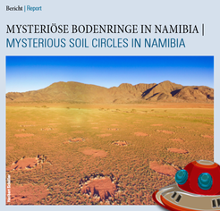 Newsletter Deckblatt 3/2017. Bodenringe in Namibias Landschaft, Berge im Hintergrund.