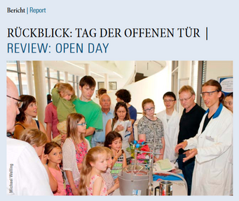 Newsletter Deckblatt 3/2016. Gruppe von Menschen um einen wissenschaftlichen Versuchsaufbau am Tag der offenen Tür.