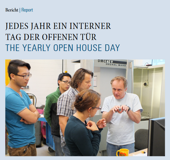 Deckblatt Newsletter der MPI für Chemie. Erste Ausgabe 2013. Eine Gruppe von Personen steht vor einer Maschine und diskutiert angeregt.