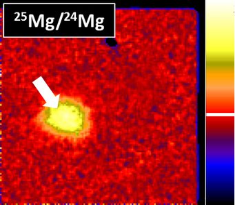 The figure shows the isotope ratio for magnesium-25 and magnesium-24 in a 2×2 micrometer area in meteorite NWA 6957. The white arrow marks one of the magnesium-25-rich stardust grains investigated in this study. The figure shows the isotope ratio for magnesium-25 and magnesium-24 in a 2×2 micrometer area in meteorite NWA 6957. The white arrow marks one of the magnesium-25-rich stardust grains investigated in this study.
