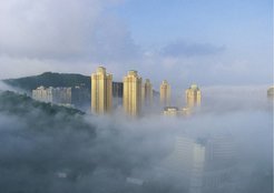 Bedrohliche Atemluft: Luftverschmutzung durch Smog wie hier im indischen Mumbai verursacht tödliche Krankheiten. So starben im Jahr 2015 durch Feinstaub und Ozon, die wichtigsten Schadstoffe, mehr als 4,5 Millionen vorzeitig. Quelle:Abha Sachdev / flickr