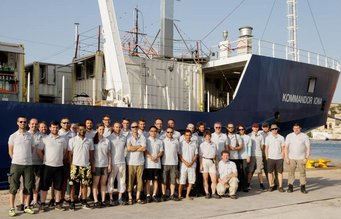 The international research team in front of the "Kommandor Iona". Source: Steffen Dörner, MPIC Group picture in front of a scientific vessel.
