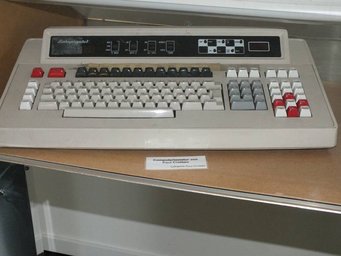 Paul Crutzen's Computer keyboard. Photo: Susanne Benner Old-fashioned computer keyboard displaying a mix of red, white, gray, and black keys.