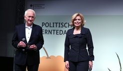 Minister of Agriculture Julia Klöckner pays tribute to fire ecologist Johann Goldammer.