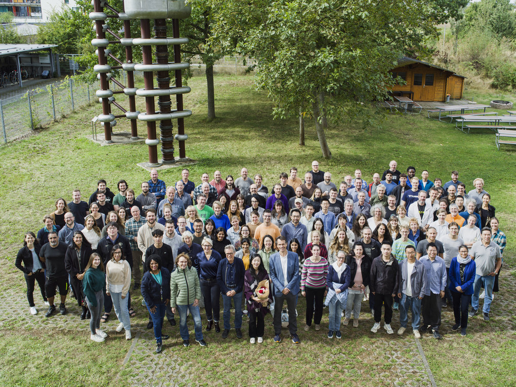 Gruppenfoto der Mitarbeitenden am Max-Planck-Institut für Chemie in Mainz. Stand: September 2024