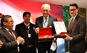From left to right: Dr. Alue Dohong, Vice Minister for Environment and Forestry, Prof. Dr. Bambang Hero Saharjo, Head of the Southeast Asia Regional Center in Bogor, Indonesia, Prof. Dr. Dr. h.c. mult. Johann Georg Goldammer and Arif Havas Oegroseno, Ambassador of the Republic of Indonesia in Berlin. The Bintang Jasa (Star of Service) is a high-level honor of the Republic of Indonesia. The order, founded in 1963, is awarded by the President to people who have rendered civil courage and courage in difficult times. Professor Goldammer was the first non-Indonesian citizen to receive this Order of Merit of the highest class. From left to right: Dr. Alue Dohong, Vice Minister for Environment and Forestry, Prof. Dr. Bambang Hero Saharjo, Head of the Southeast Asia Regional Center in Bogor, Indonesia, Prof. Dr. Dr. h.c. mult. Johann Georg Goldammer and Arif Havas Oegroseno, Ambassador of the Republic of Indonesia in Berlin. The Bintang Jasa (Star of Service) is a high-level honor of the Republic of Indonesia.