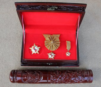 Johann Georg Goldammer receives the Order of Merit Bintang Jasa (Star of Service) from the Republic of Indonesia. Johann Georg Goldammer receives the Order of Merit Bintang Jasa (Star of Service) from the Republic of Indonesia. In the picture: Open box, red inlay, lying on top: the order of merit.