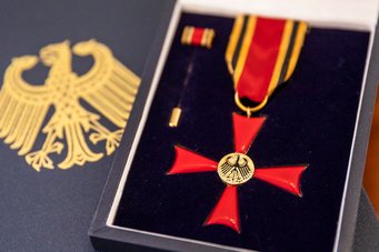 In exceptional cases, the Cross of Merit of the Federal Republic of Germany is awarded personally by the Federal President, for example on the occasion of German Unity Day. Picture of the Cross of Merit of the Federal Republic of Germany. In exceptional cases, the Cross of Merit of the Federal Republic of Germany is awarded personally by the Federal President, for example on the occasion of German Unity Day.